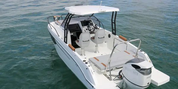 Le beneteau flyer 8 : plaisir nautique et confort à bord